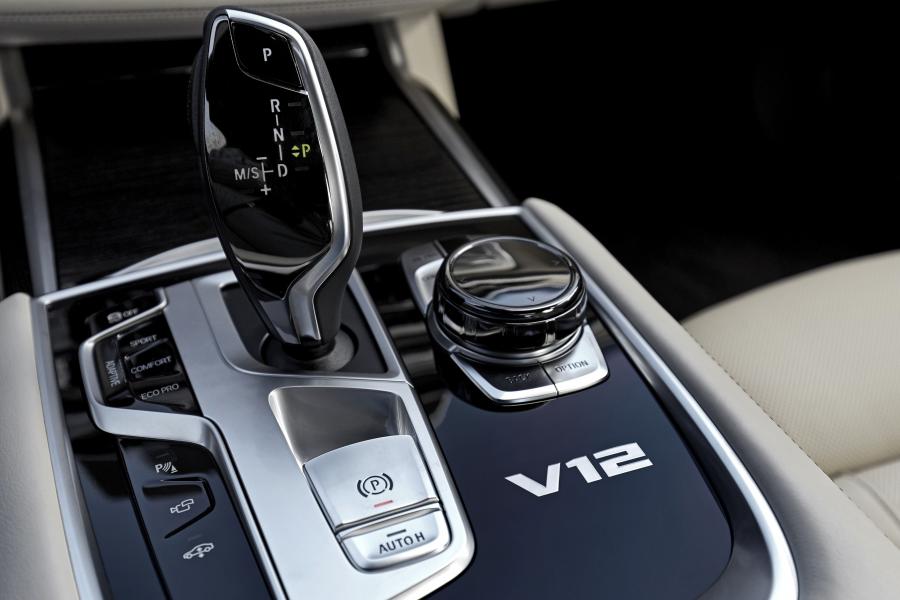 Детали интерьера BMW M760i xDrive 2017 года  (NA) (фото 98 из 154)